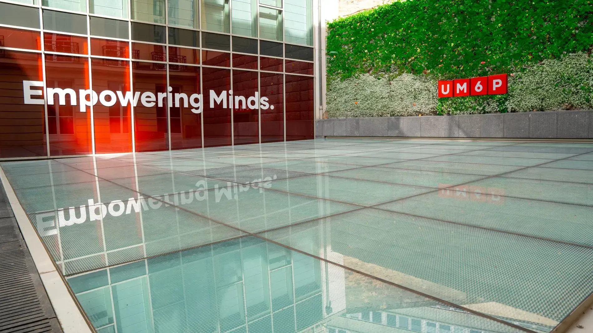Façade « Empowering Minds » du Global Hub Paris